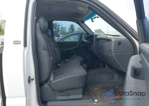 2002 Chevrolet Silverado 1500 z USA, uszkodzony, nr VIN 1GCEC14W92Z169630